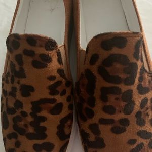 Leopard print canvas loafer
